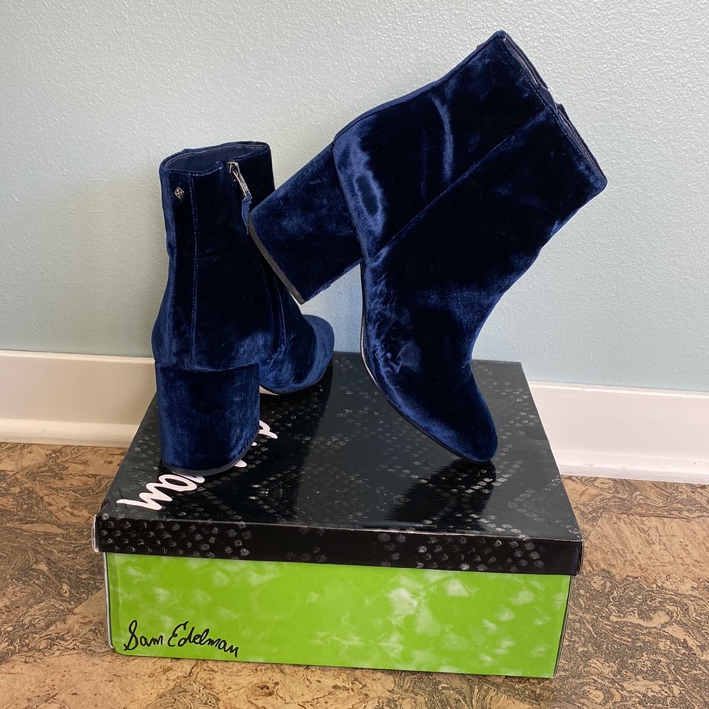 Sam Edelman Taye, Inky Navy Velvet Booties. 10.5